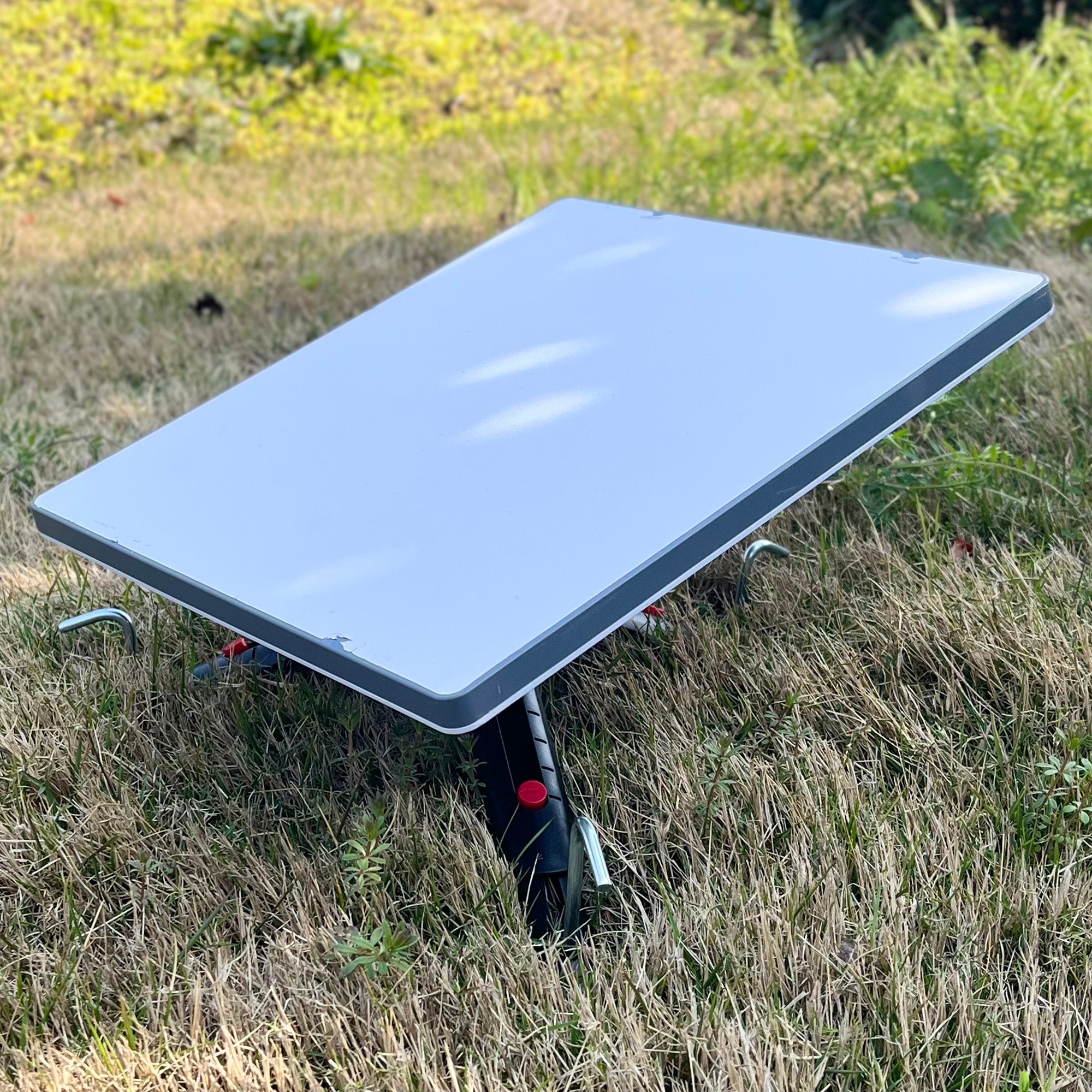 Quick Deployment & Leveling on Rough Outdoor Terrain, Securing Dish in Minutes.